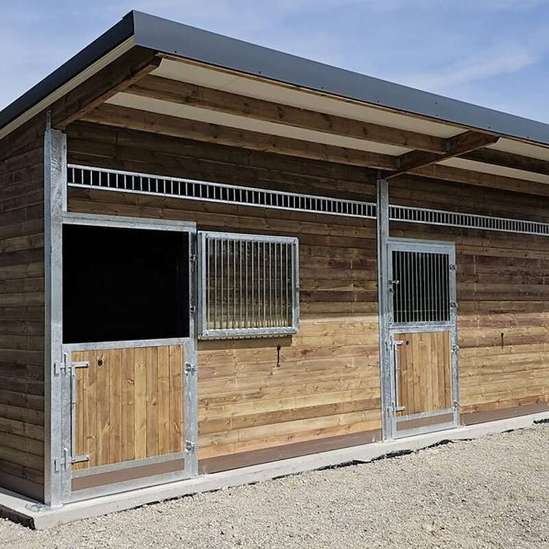 Aussenboxen & Pferdestall bauen und Offenstall kaufen, Weidehütten & Pferdeunterstand | Pferdebox Top - Futterraufen & Heuraufe für Pferde - Bild 1