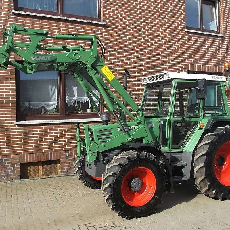 Fendt Farmer 304 LSA mit Frontlader - Bild 1