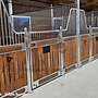 Hochwertige Pferdeboxen | Boxenfronten mit Fressgitter | Innenboxen, Trennwände und Modulare Stallwände - Stalltrennwand & Stallfront für Pferde - Bild 28